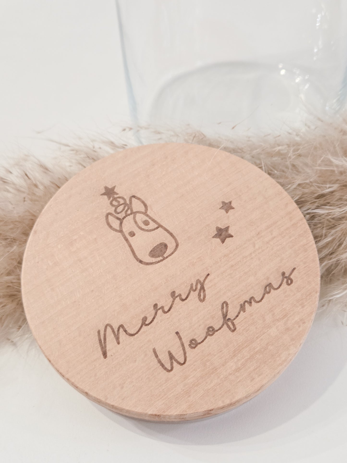Weiße Leckerlidose für Hunde mit graviertem “Merry Woofmas”-Holzdeckel, weihnachtliches Hundegeschenk im skandinavischen Stil.