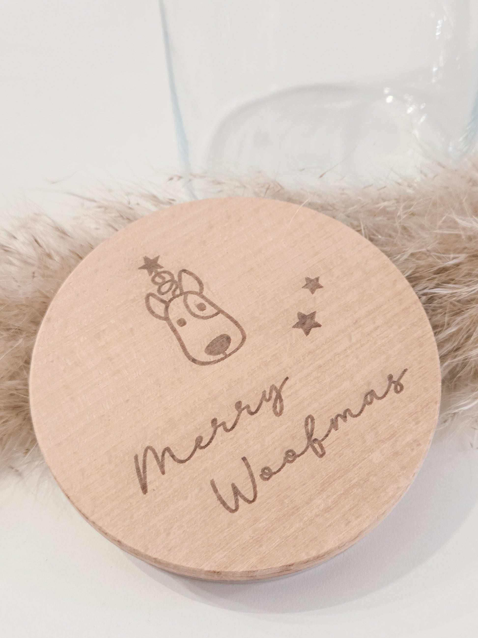Weiße Leckerlidose für Hunde mit graviertem “Merry Woofmas”-Holzdeckel, weihnachtliches Hundegeschenk im skandinavischen Stil.