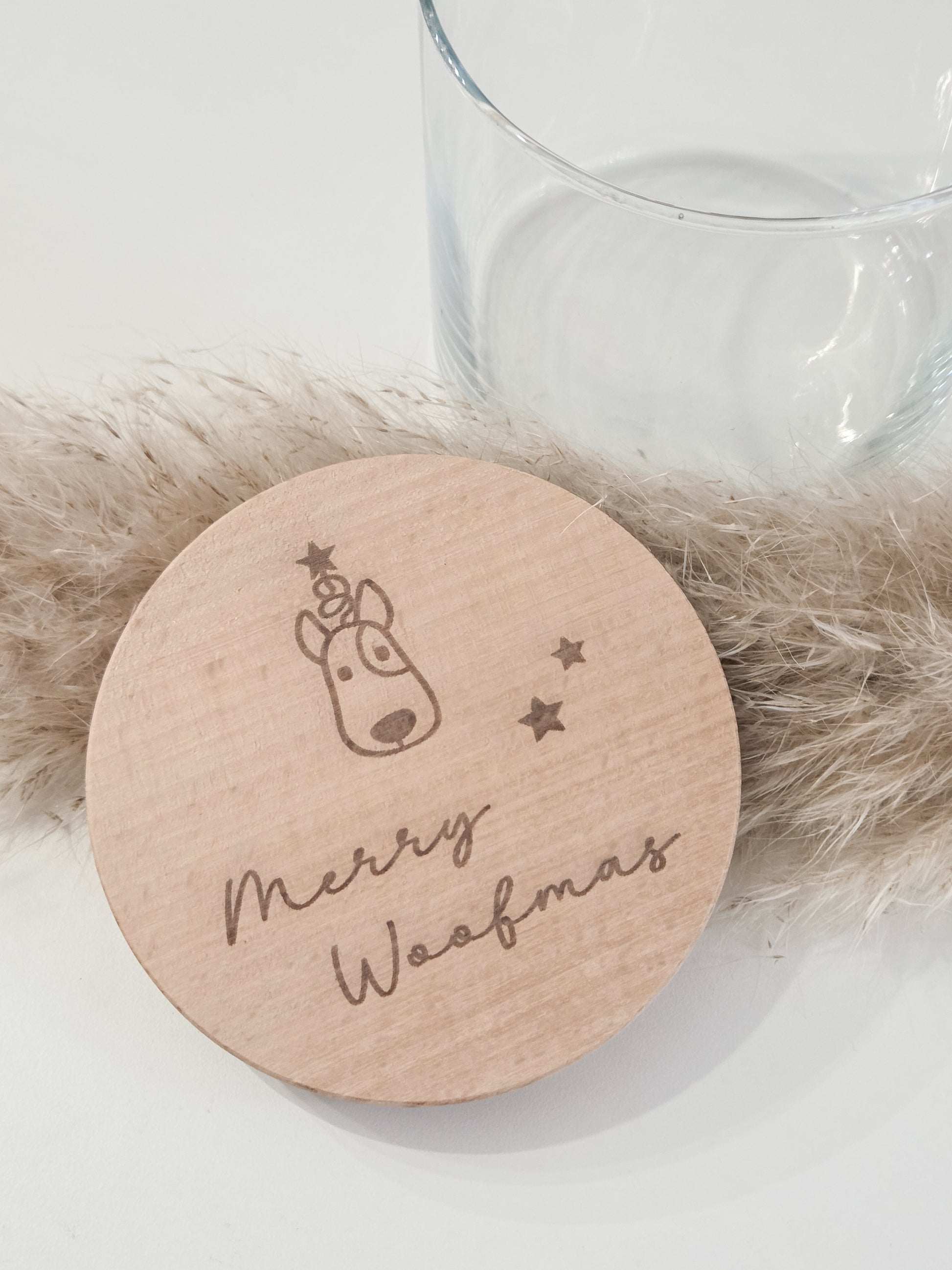 Weiße Leckerlidose für Hunde mit graviertem “Merry Woofmas”-Holzdeckel, weihnachtliches Hundegeschenk im skandinavischen Stil.