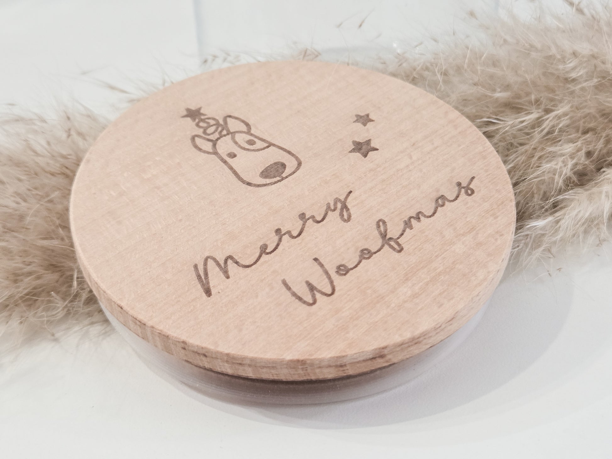 Weiße Leckerlidose für Hunde mit graviertem “Merry Woofmas”-Holzdeckel, weihnachtliches Hundegeschenk im skandinavischen Stil.