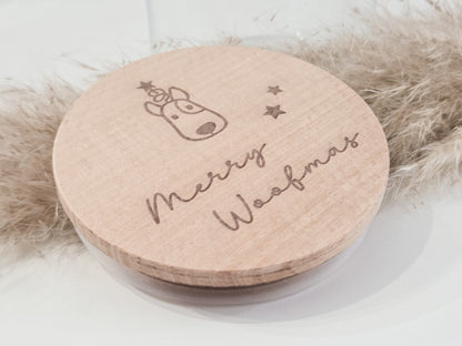 Weiße Leckerlidose für Hunde mit graviertem “Merry Woofmas”-Holzdeckel, weihnachtliches Hundegeschenk im skandinavischen Stil.
