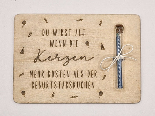 „Lustige Holzkarte zum Geburtstag mit graviertem Spruch und Kerzen im Reagenzglas – humorvolle Geschenkidee aus Holz“