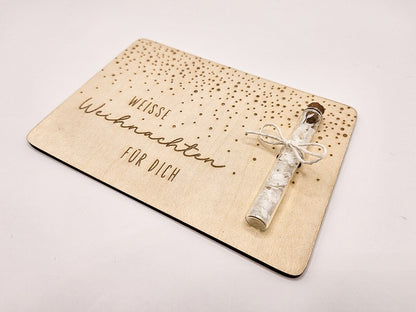 Holzkarte „Weiße Weihnachten“ mit Glasröhrchen, Gravur und winterlicher Deko im skandinavischen Stil auf hellem Holztisch