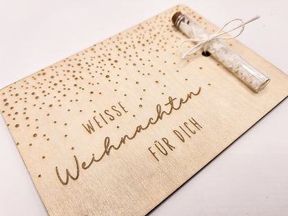 Holzkarte „Weiße Weihnachten“ mit Glasröhrchen, Gravur und winterlicher Deko im skandinavischen Stil auf hellem Holztisch