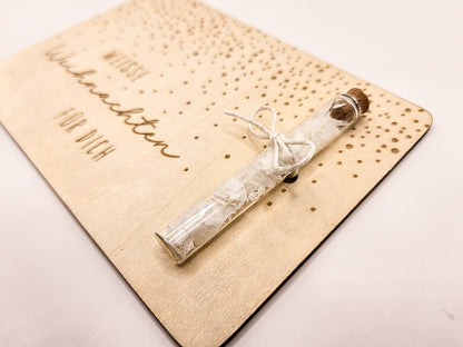 Holzkarte „Weiße Weihnachten“ mit Glasröhrchen, Gravur und winterlicher Deko im skandinavischen Stil auf hellem Holztisch