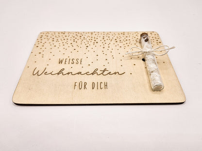 Holzkarte „Weiße Weihnachten“ mit Glasröhrchen, Gravur und winterlicher Deko im skandinavischen Stil auf hellem Holztisch