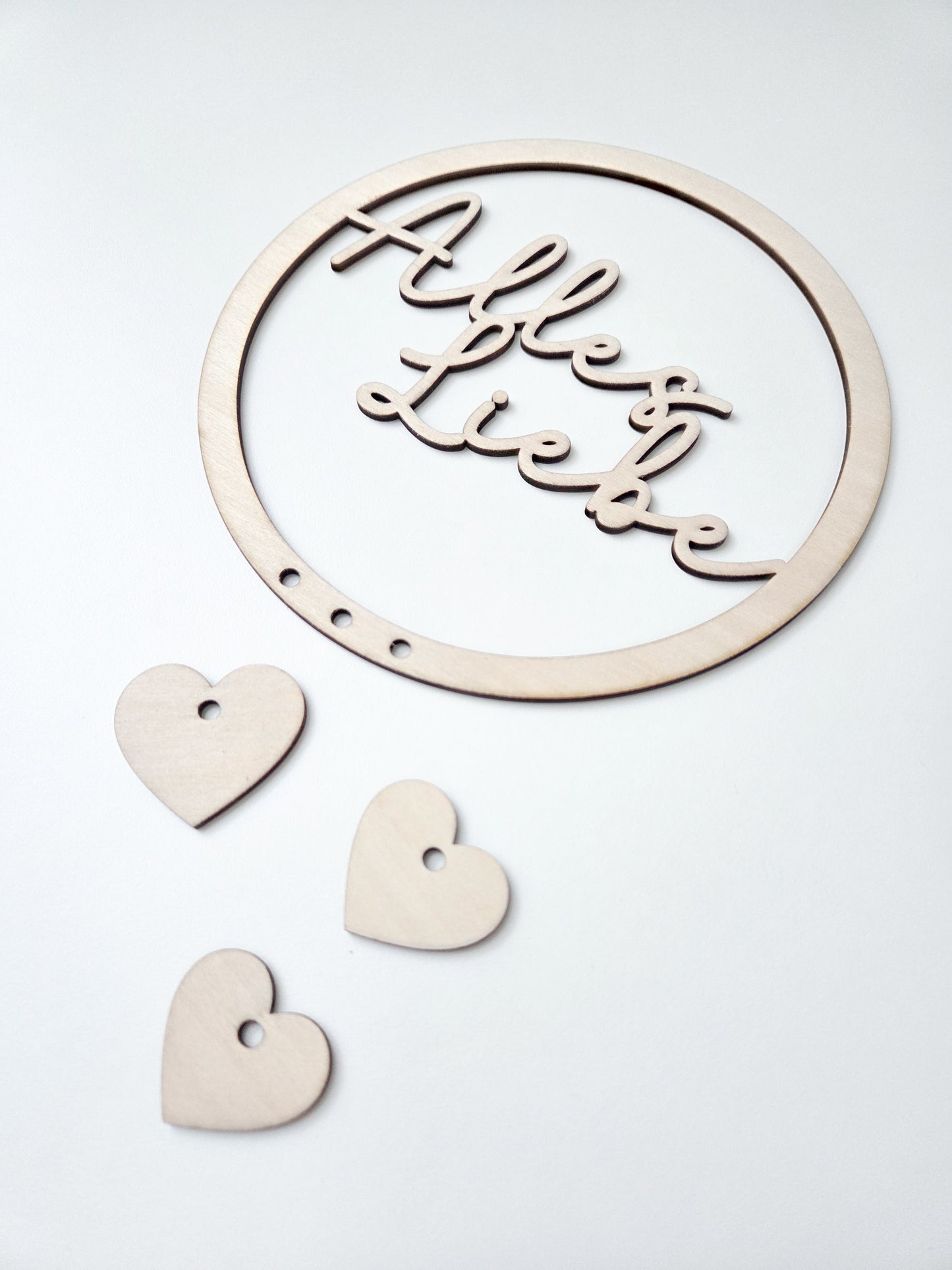 Personalisierter Holzring mit Name als Blumenkranz Einsatz im Skandi Stil, filigraner Schriftzug aus Holz für Trockenblumen Kranz Deko, Türkranz personalisiert mit Herz Anhängern, natürlicher Holz Schriftzug für DIY Kranz, modernes Türschild mit Namen, Geschenkidee Einzug Hochzeit Familie, Kranz Schild personalisiert, Boho Wanddeko mit Holzring und Namensgravur, minimalistisches Design, handgemachte Dekoration für Zuhause, individuelle Kranzgestaltung mit Holz Schriftzug und Anhängern