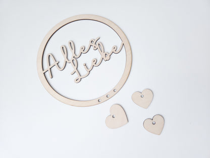 Personalisierter Holzring mit Name als Blumenkranz Einsatz im Skandi Stil, filigraner Schriftzug aus Holz für Trockenblumen Kranz Deko, Türkranz personalisiert mit Herz Anhängern, natürlicher Holz Schriftzug für DIY Kranz, modernes Türschild mit Namen, Geschenkidee Einzug Hochzeit Familie, Kranz Schild personalisiert, Boho Wanddeko mit Holzring und Namensgravur, minimalistisches Design, handgemachte Dekoration für Zuhause, individuelle Kranzgestaltung mit Holz Schriftzug und Anhängern