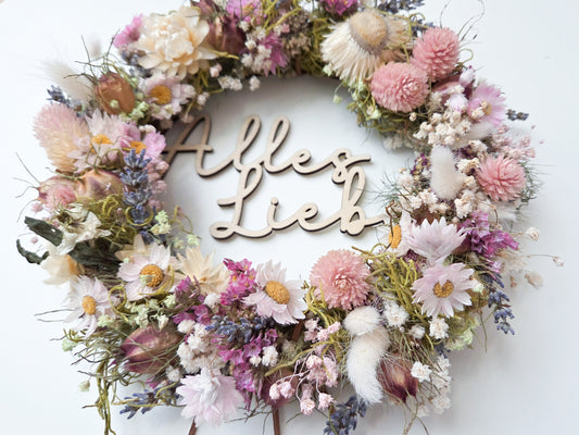 Personalisierter Holzring mit Name als Blumenkranz Einsatz im Skandi Stil, filigraner Schriftzug aus Holz für Trockenblumen Kranz Deko, Türkranz personalisiert mit Herz Anhängern, natürlicher Holz Schriftzug für DIY Kranz, modernes Türschild mit Namen, Geschenkidee Einzug Hochzeit Familie, Kranz Schild personalisiert, Boho Wanddeko mit Holzring und Namensgravur, minimalistisches Design, handgemachte Dekoration für Zuhause, individuelle Kranzgestaltung mit Holz Schriftzug und Anhängern