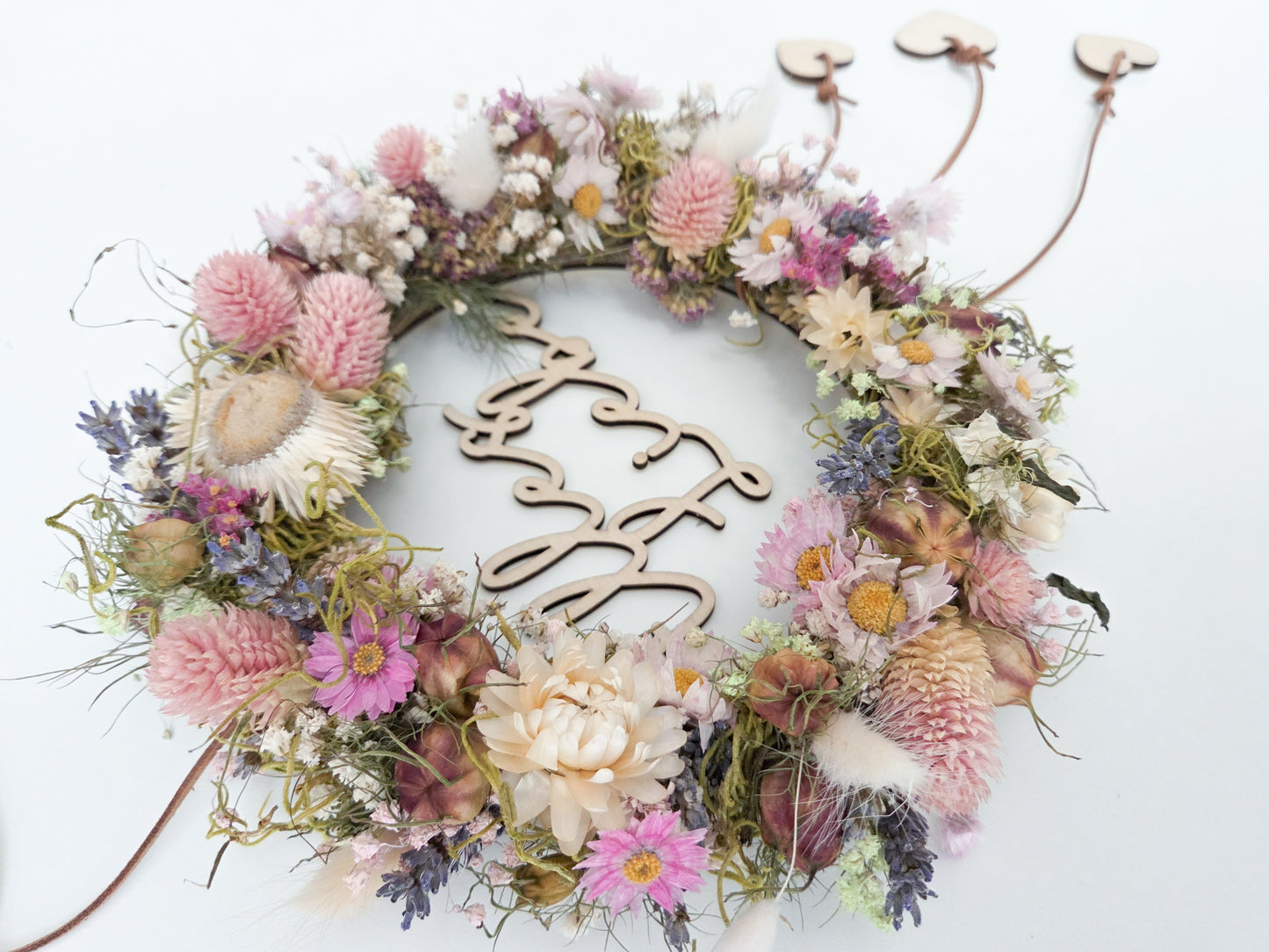 Personalisierter Holzring mit Name als Blumenkranz Einsatz im Skandi Stil, filigraner Schriftzug aus Holz für Trockenblumen Kranz Deko, Türkranz personalisiert mit Herz Anhängern, natürlicher Holz Schriftzug für DIY Kranz, modernes Türschild mit Namen, Geschenkidee Einzug Hochzeit Familie, Kranz Schild personalisiert, Boho Wanddeko mit Holzring und Namensgravur, minimalistisches Design, handgemachte Dekoration für Zuhause, individuelle Kranzgestaltung mit Holz Schriftzug und Anhängern