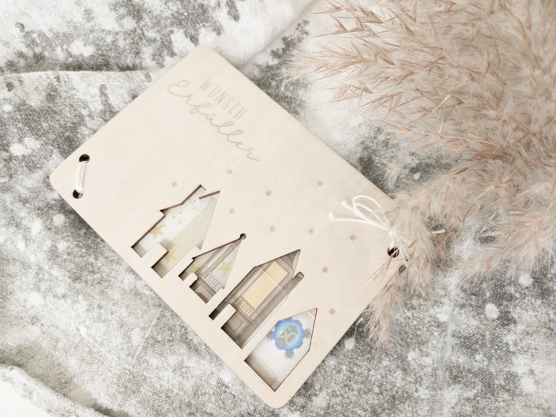 Scandi-Holzkarte mit filigranem Weihnachtsdorf und Schneeflocken-Lasercut – Weihnachtskarte für Geldgeschenke.