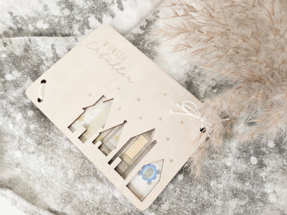 Scandi-Holzkarte mit filigranem Weihnachtsdorf und Schneeflocken-Lasercut – Weihnachtskarte für Geldgeschenke.