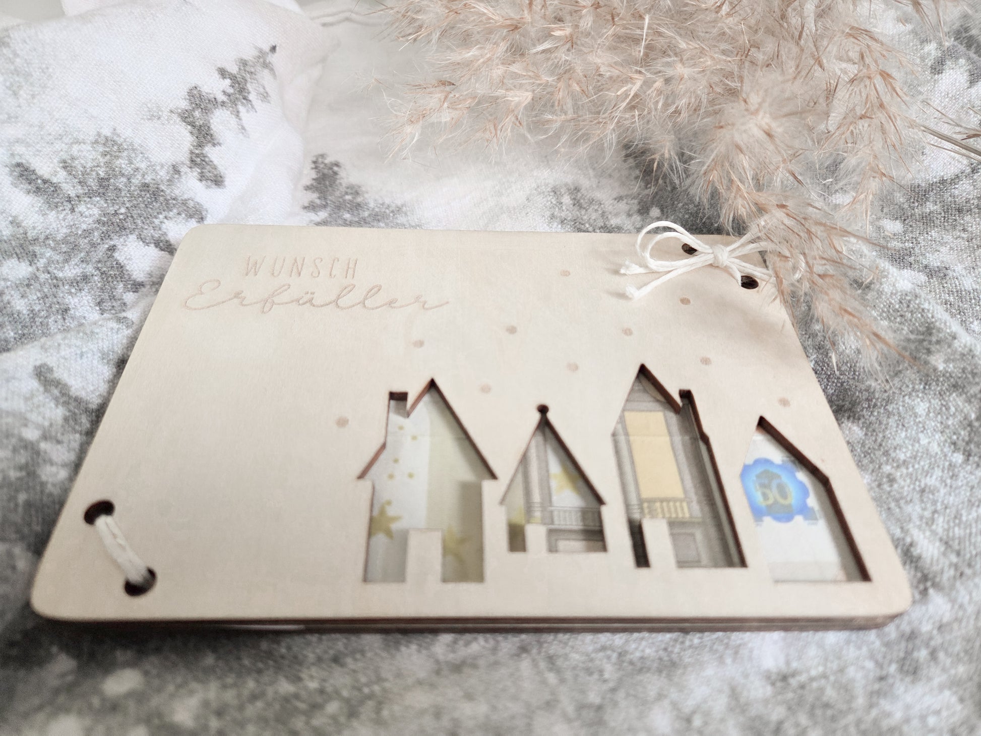 Scandi-Holzkarte mit filigranem Weihnachtsdorf und Schneeflocken-Lasercut – Weihnachtskarte für Geldgeschenke.