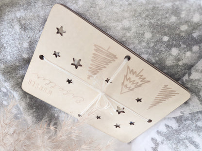 „Wunsch-Erfüller Holzkarte aus hellem Holz mit Tannenbaum-Gravur und Stern-Ausstanzungen – Weihnachts-Geldgeschenk im Scandi-Stil.“