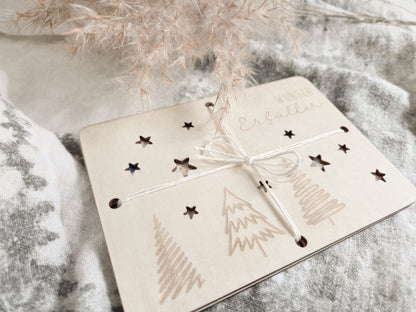 „Wunsch-Erfüller Holzkarte aus hellem Holz mit Tannenbaum-Gravur und Stern-Ausstanzungen – Weihnachts-Geldgeschenk im Scandi-Stil.“