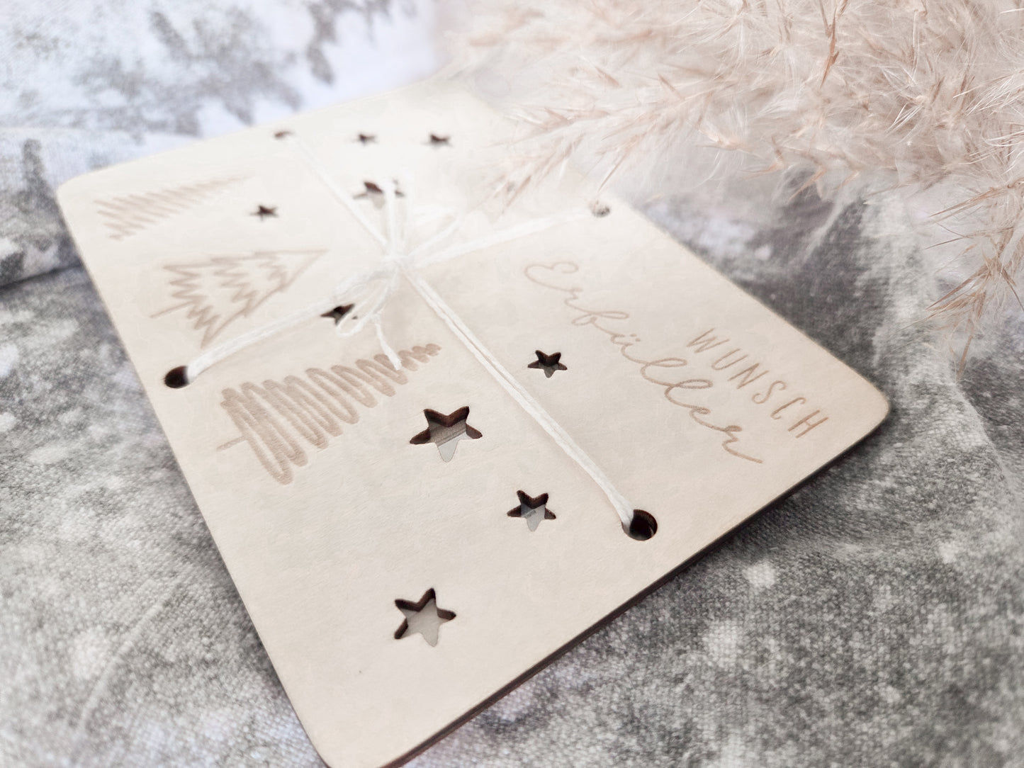„Wunsch-Erfüller Holzkarte aus hellem Holz mit Tannenbaum-Gravur und Stern-Ausstanzungen – Weihnachts-Geldgeschenk im Scandi-Stil.“