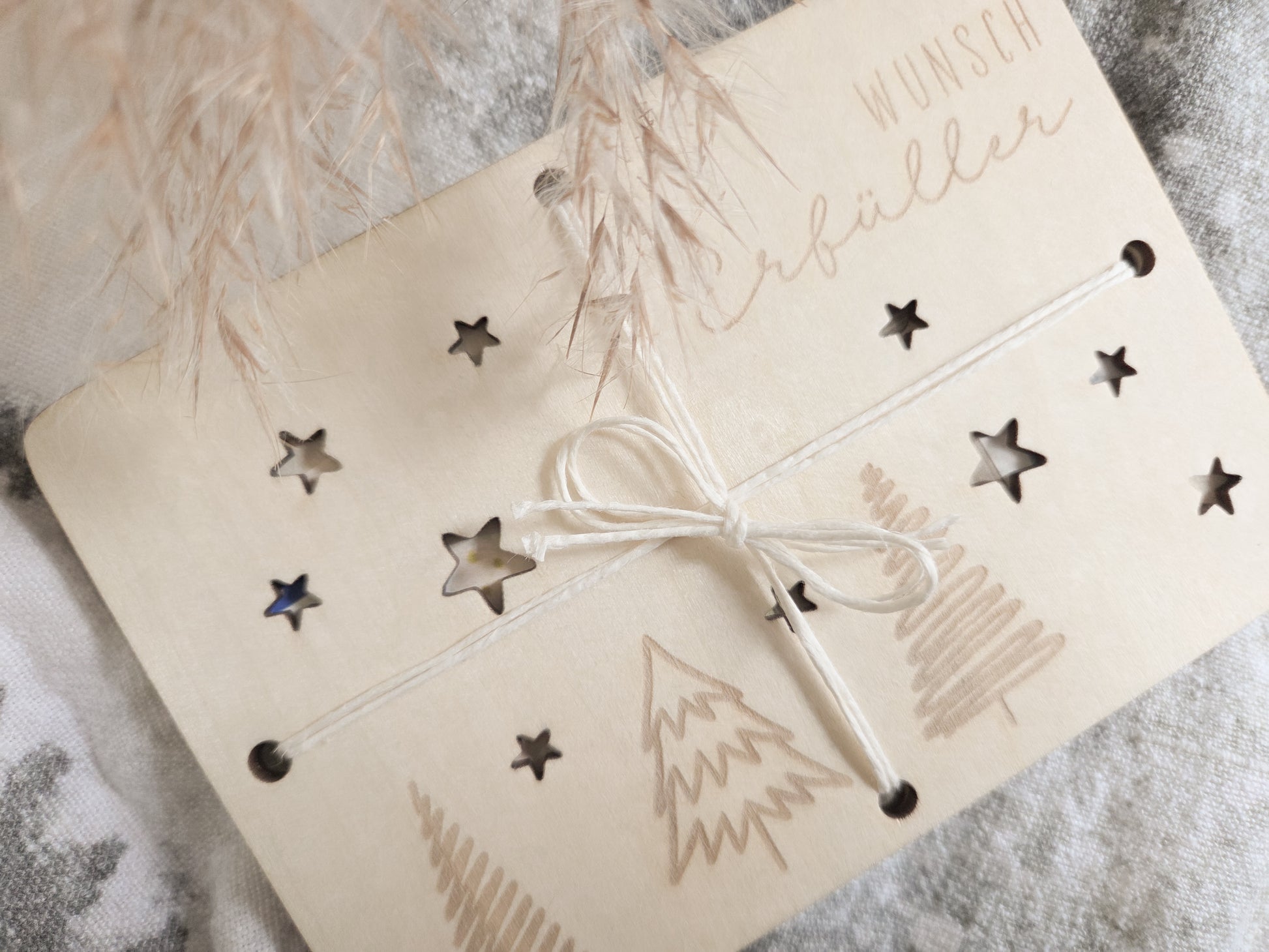 „Wunsch-Erfüller Holzkarte aus hellem Holz mit Tannenbaum-Gravur und Stern-Ausstanzungen – Weihnachts-Geldgeschenk im Scandi-Stil.“