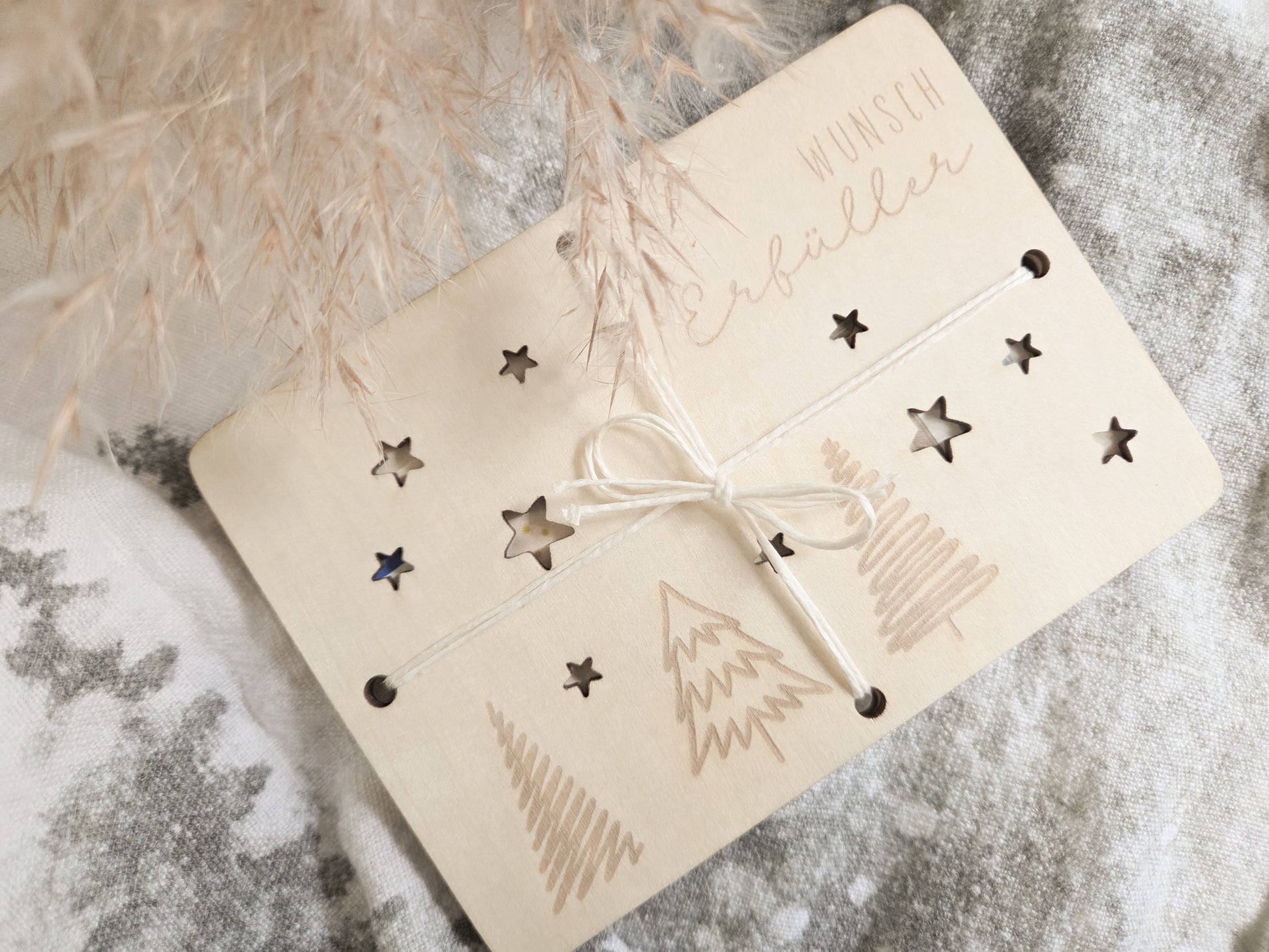 „Wunsch-Erfüller Holzkarte aus hellem Holz mit Tannenbaum-Gravur und Stern-Ausstanzungen – Weihnachts-Geldgeschenk im Scandi-Stil.“