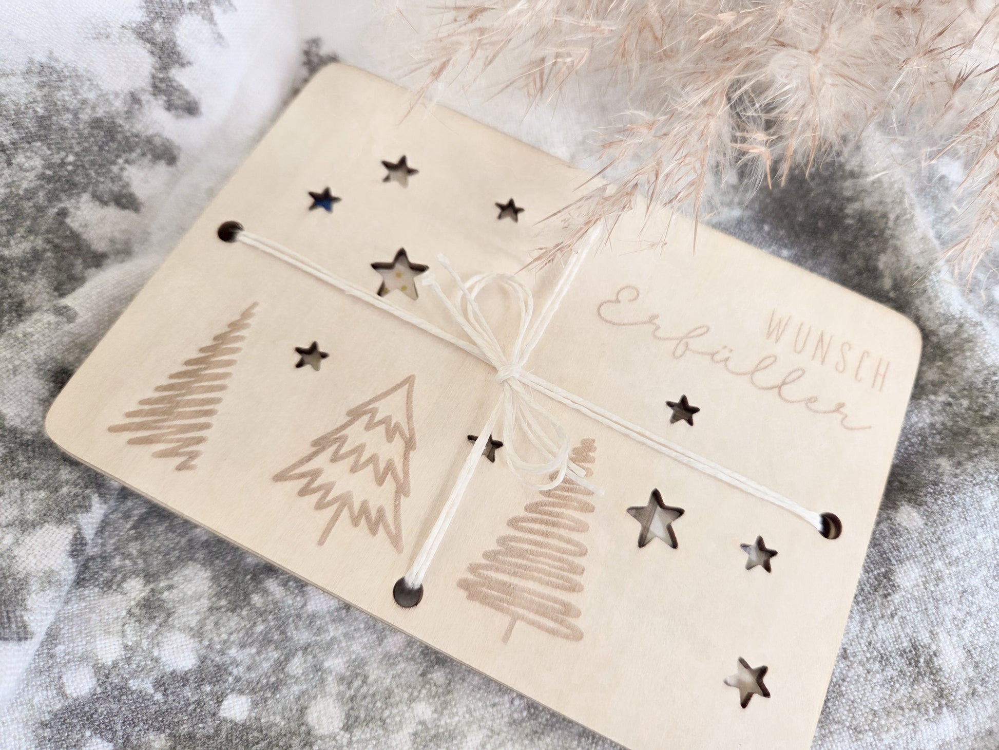 „Wunsch-Erfüller Holzkarte aus hellem Holz mit Tannenbaum-Gravur und Stern-Ausstanzungen – Weihnachts-Geldgeschenk im Scandi-Stil.“