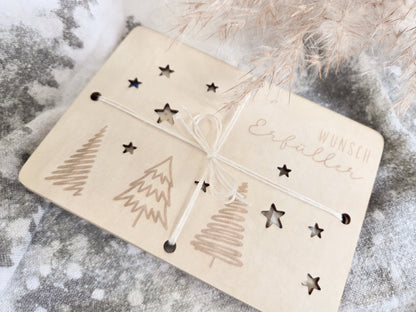 „Wunsch-Erfüller Holzkarte aus hellem Holz mit Tannenbaum-Gravur und Stern-Ausstanzungen – Weihnachts-Geldgeschenk im Scandi-Stil.“