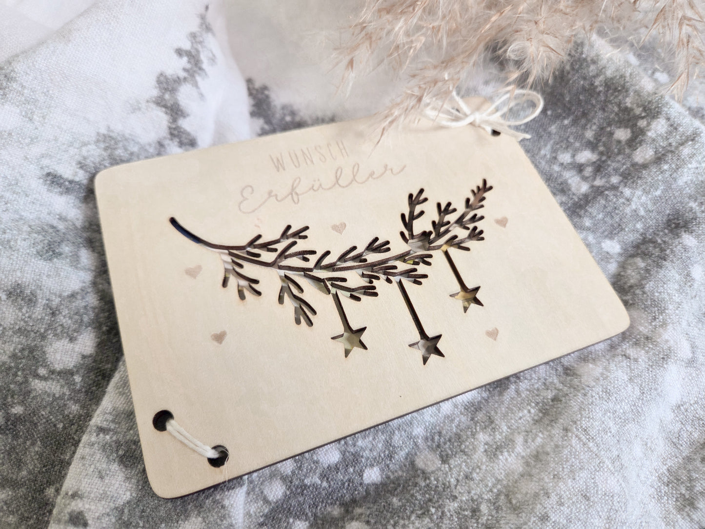 Scandi-Holzkarte mit filigranem Zweig und Sternen-Lasercut – Weihnachtskarte für Geldgeschenke.