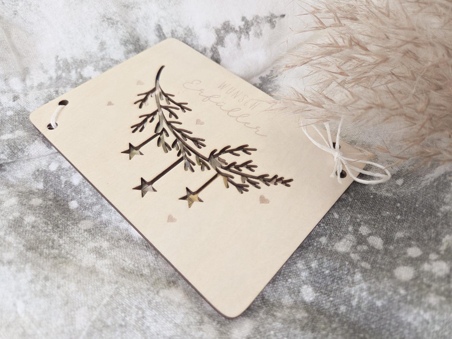 Scandi-Holzkarte mit filigranem Zweig und Sternen-Lasercut – Weihnachtskarte für Geldgeschenke.