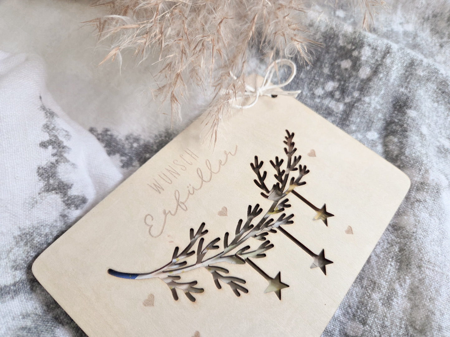 Scandi-Holzkarte mit filigranem Zweig und Sternen-Lasercut – Weihnachtskarte für Geldgeschenke.