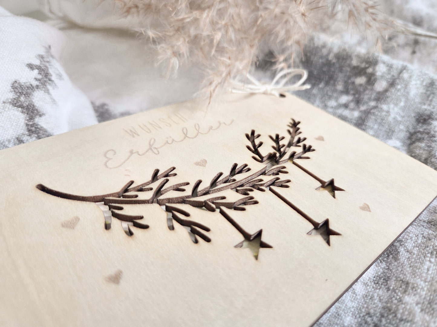 Scandi-Holzkarte mit filigranem Zweig und Sternen-Lasercut – Weihnachtskarte für Geldgeschenke.