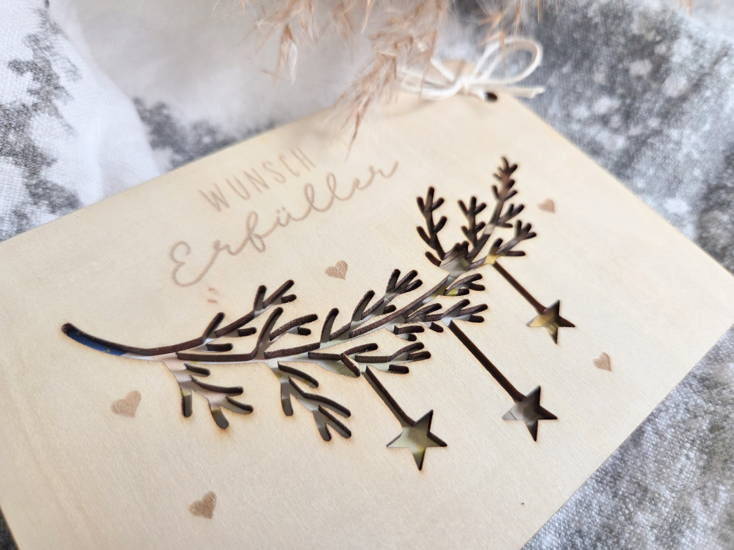 Scandi-Holzkarte mit filigranem Zweig und Sternen-Lasercut – Weihnachtskarte für Geldgeschenke.