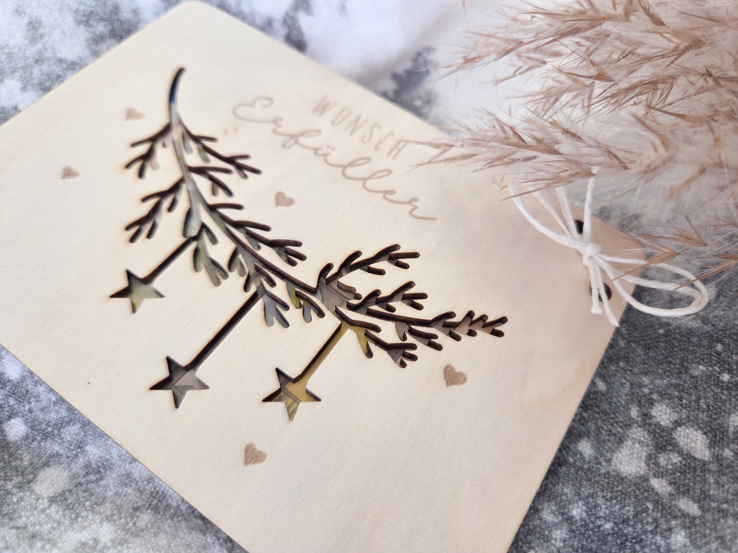 Scandi-Holzkarte mit filigranem Zweig und Sternen-Lasercut – Weihnachtskarte für Geldgeschenke.