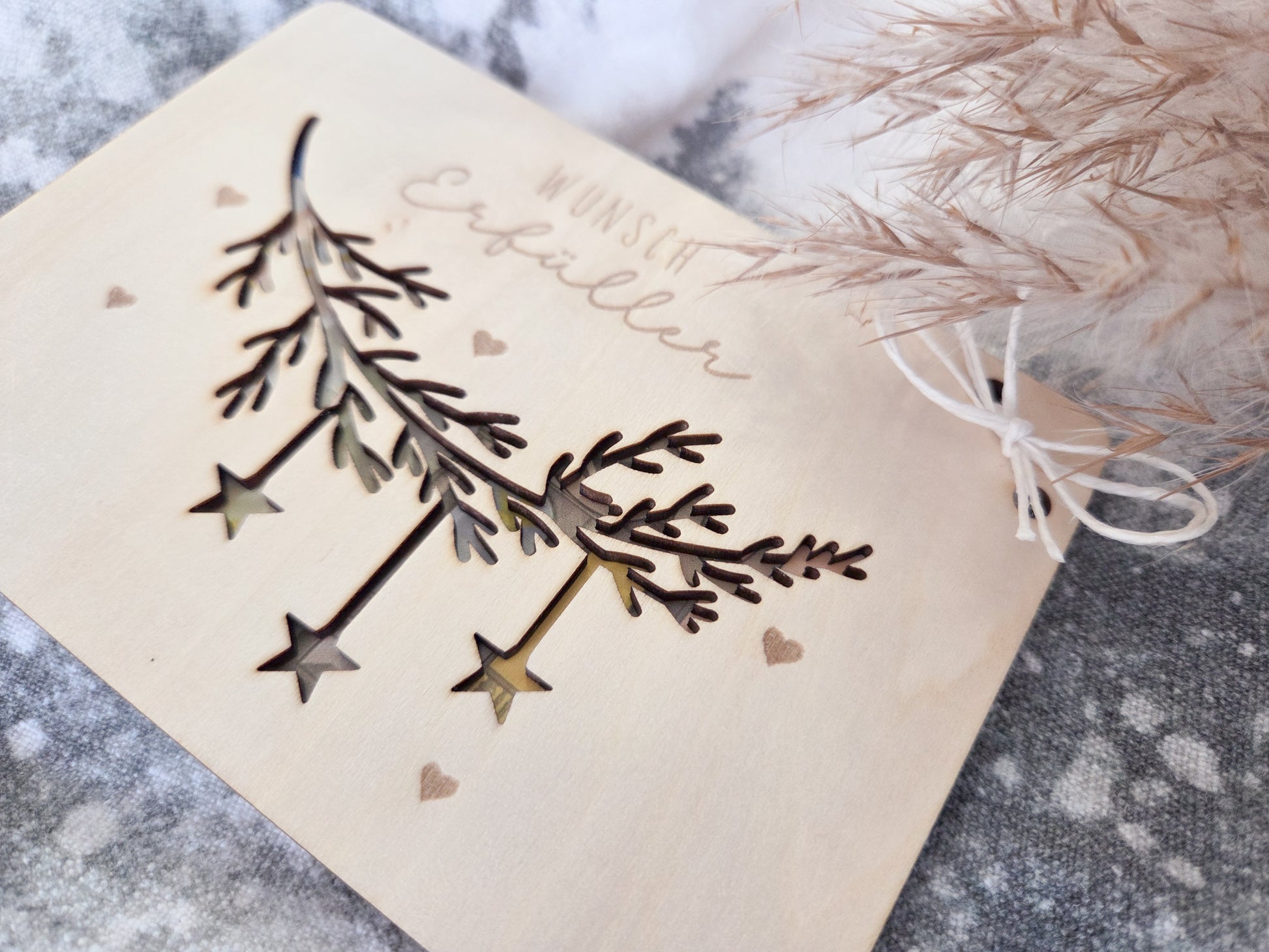 Scandi-Holzkarte mit filigranem Zweig und Sternen-Lasercut – Weihnachtskarte für Geldgeschenke.
