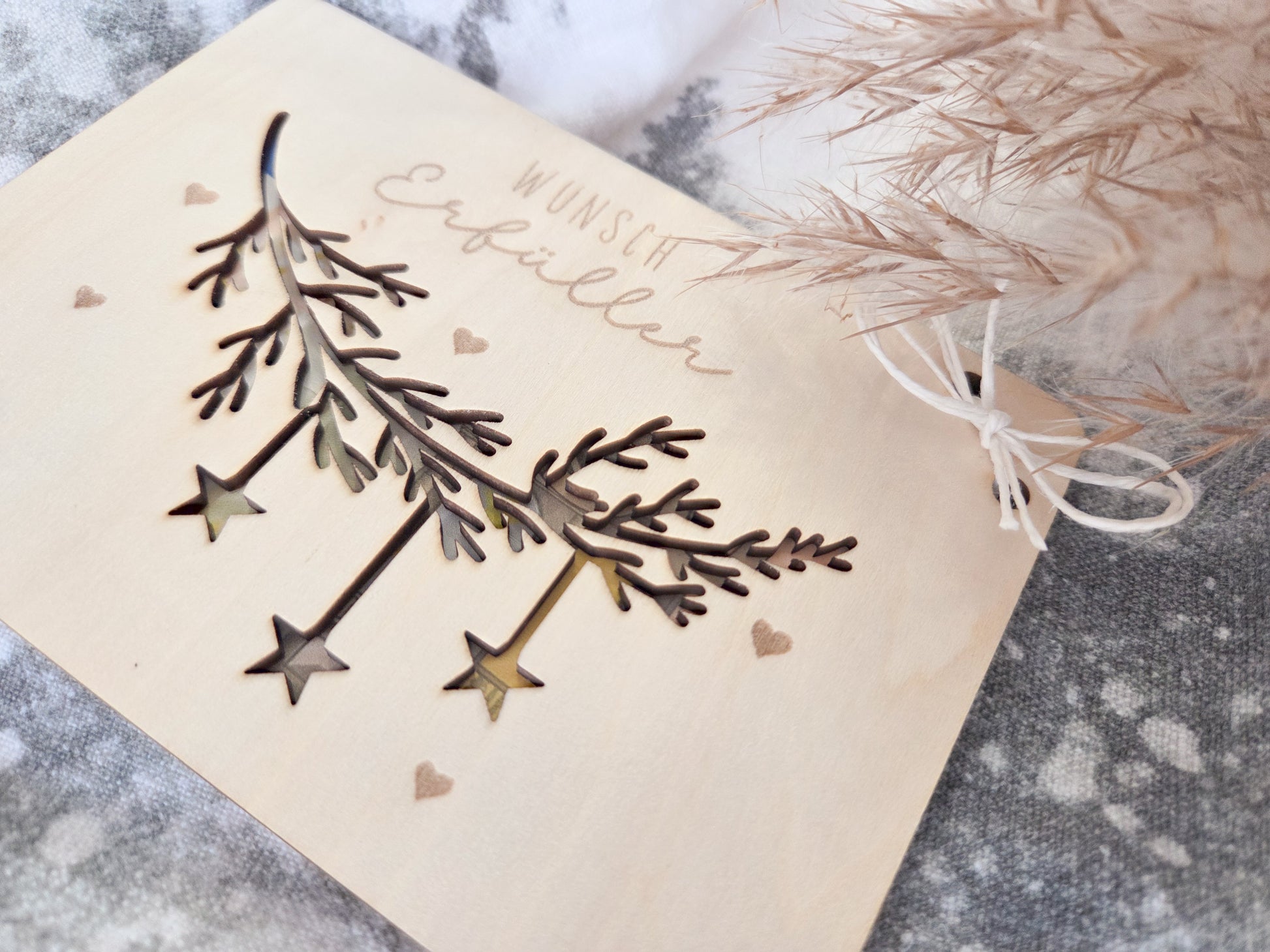 Scandi-Holzkarte mit filigranem Zweig und Sternen-Lasercut – Weihnachtskarte für Geldgeschenke.