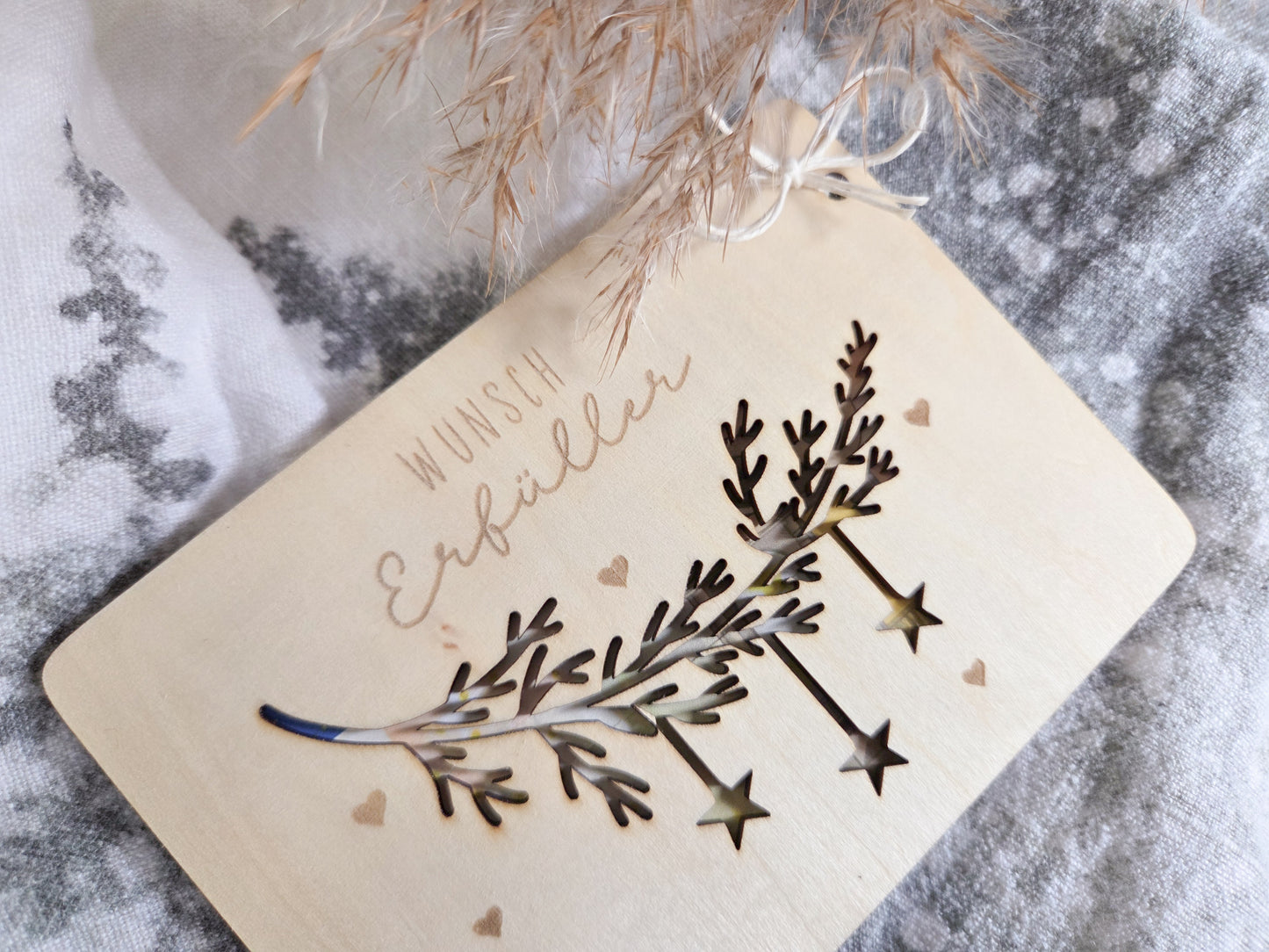 Scandi-Holzkarte mit filigranem Zweig und Sternen-Lasercut – Weihnachtskarte für Geldgeschenke.