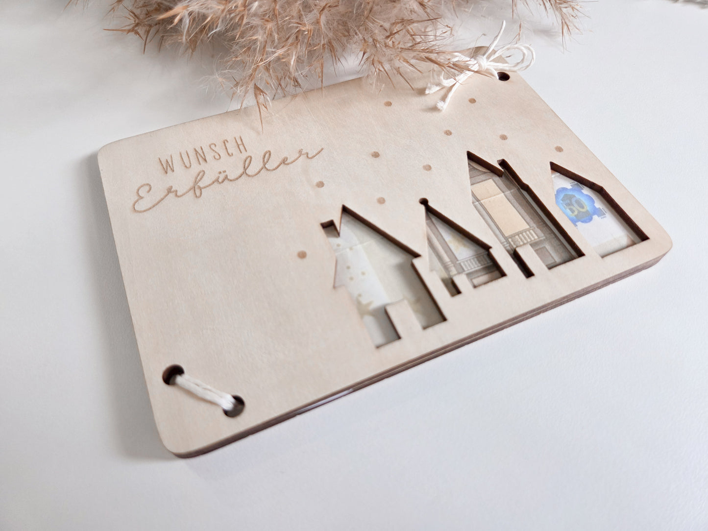 Scandi-Holzkarte mit filigranem Weihnachtsdorf und Schneeflocken-Lasercut – Weihnachtskarte für Geldgeschenke.