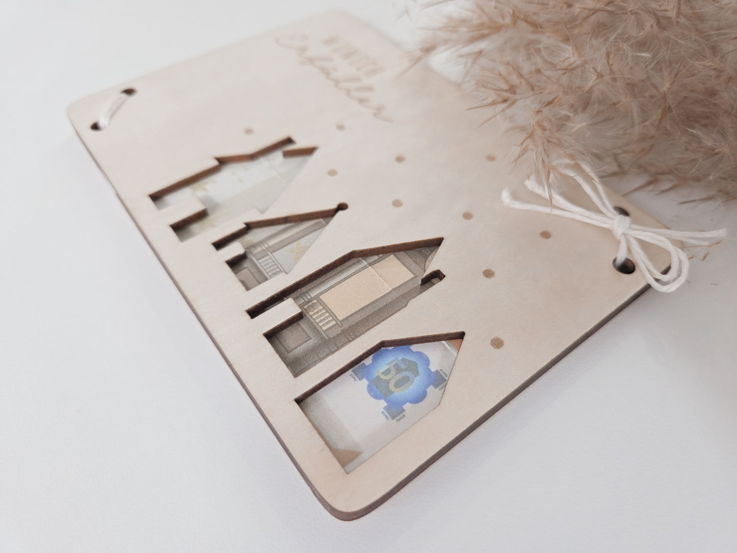 Scandi-Holzkarte mit filigranem Weihnachtsdorf und Schneeflocken-Lasercut – Weihnachtskarte für Geldgeschenke.