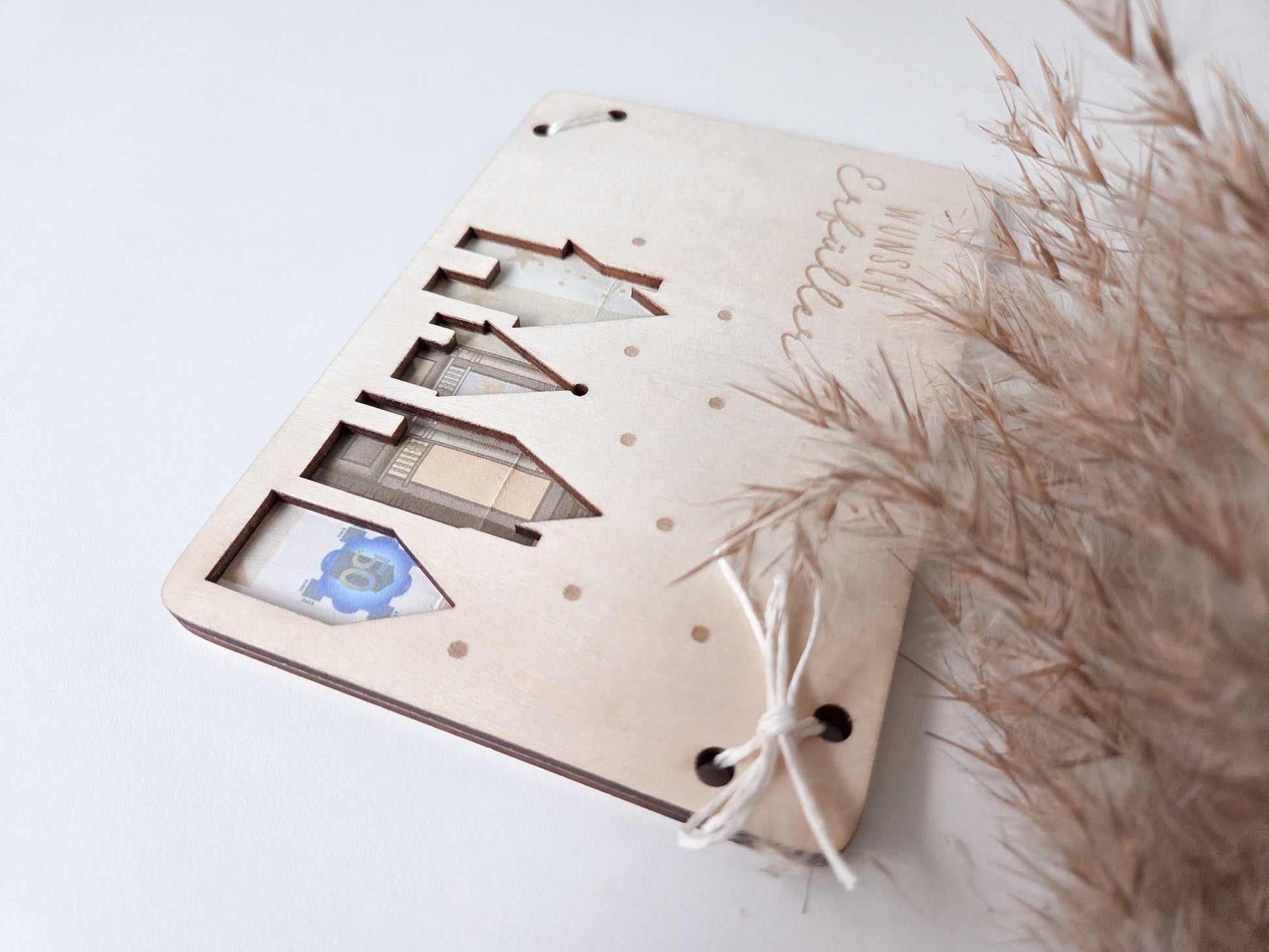 Scandi-Holzkarte mit filigranem Weihnachtsdorf und Schneeflocken-Lasercut – Weihnachtskarte für Geldgeschenke.