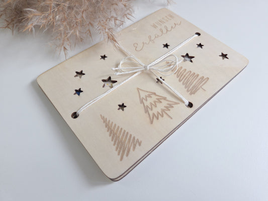 „Wunsch-Erfüller Holzkarte aus hellem Holz mit Tannenbaum-Gravur und Stern-Ausstanzungen – Weihnachts-Geldgeschenk im Scandi-Stil.“