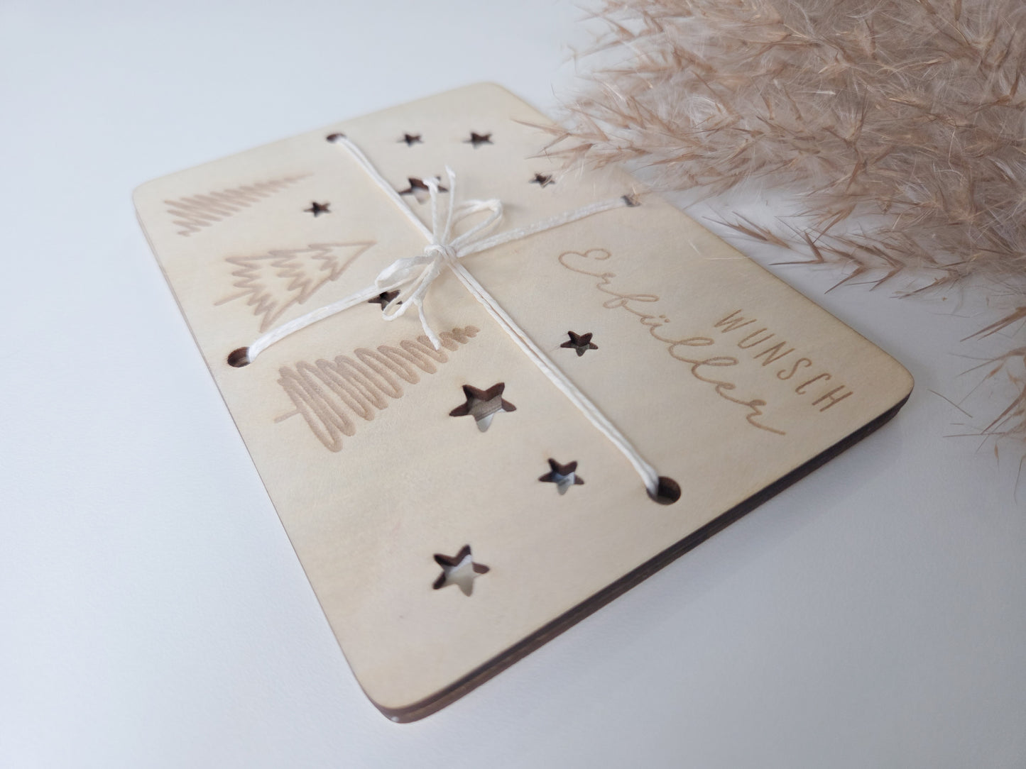 „Wunsch-Erfüller Holzkarte aus hellem Holz mit Tannenbaum-Gravur und Stern-Ausstanzungen – Weihnachts-Geldgeschenk im Scandi-Stil.“