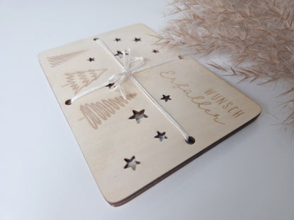 „Wunsch-Erfüller Holzkarte aus hellem Holz mit Tannenbaum-Gravur und Stern-Ausstanzungen – Weihnachts-Geldgeschenk im Scandi-Stil.“
