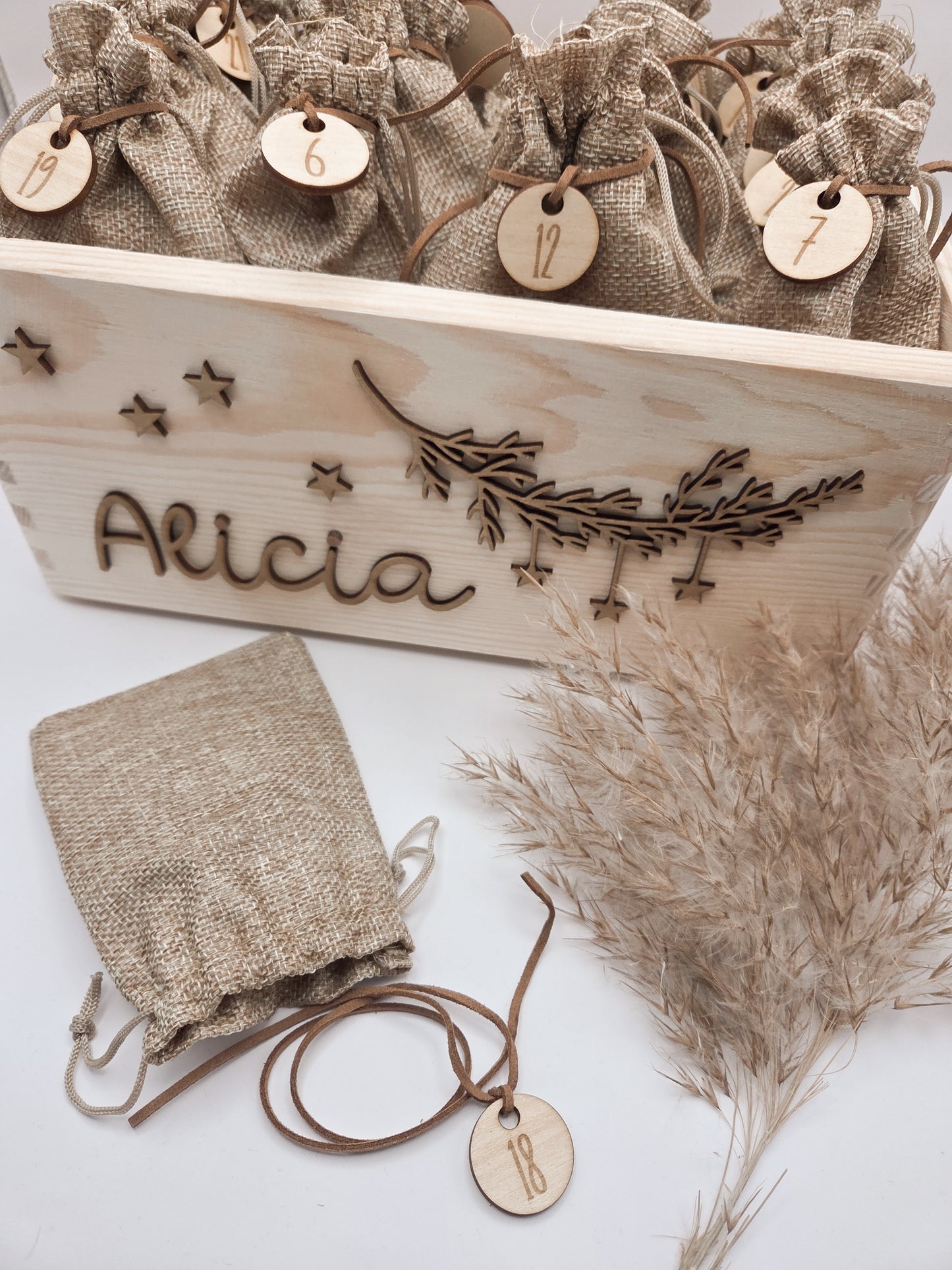 Personalisierte Adventskiste aus Holz – mit 24 Jutesäckchen & Zahlenanhängern