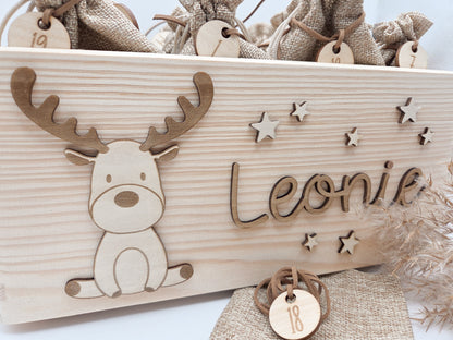 Adventskalender aus Holz mit 24 Jutesäckchen und Zahlenanhängern