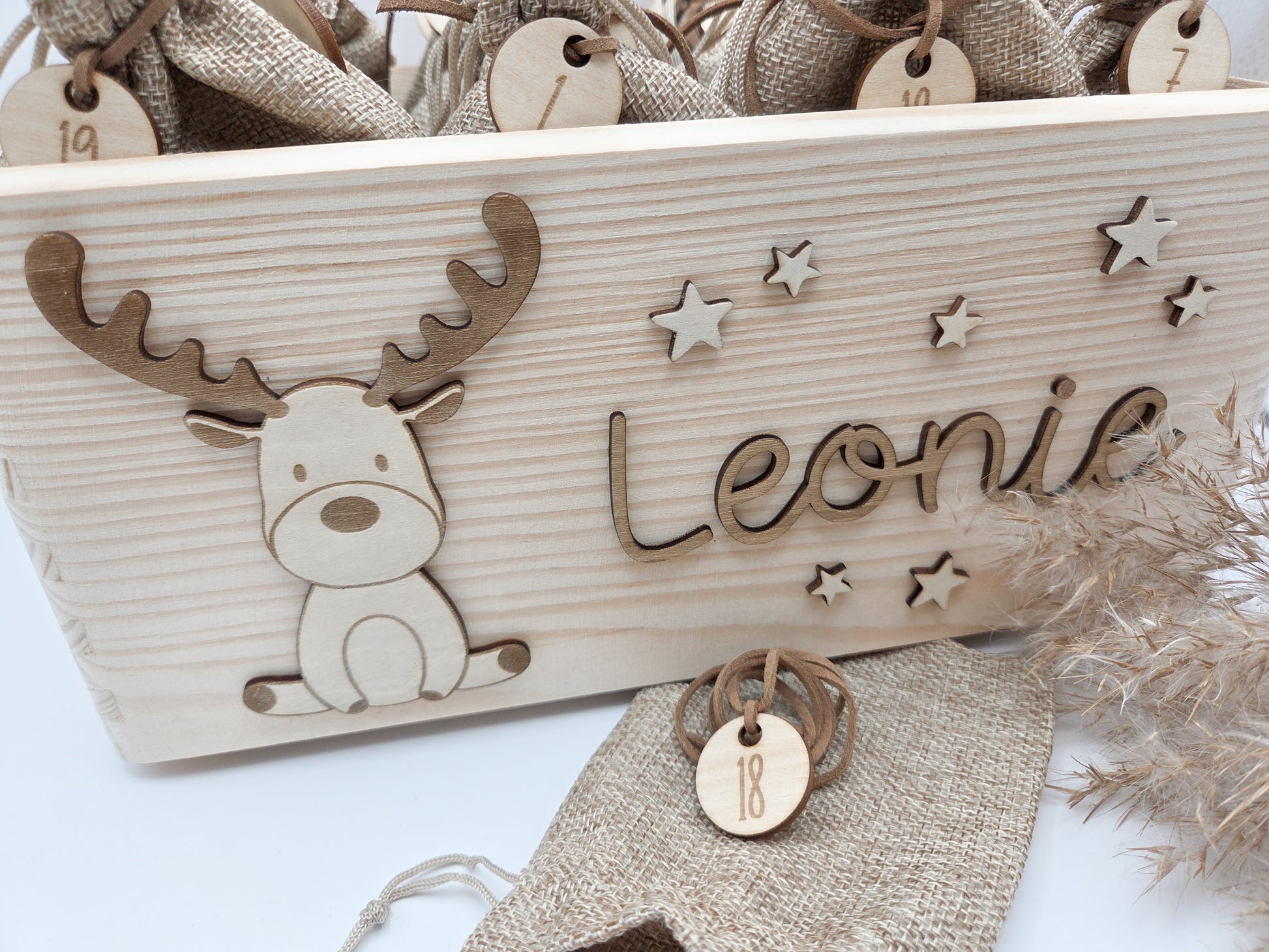 Adventskalender aus Holz mit 24 Jutesäckchen und Zahlenanhängern