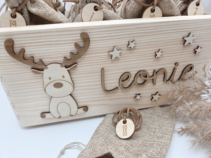Adventskalender aus Holz mit 24 Jutesäckchen und Zahlenanhängern