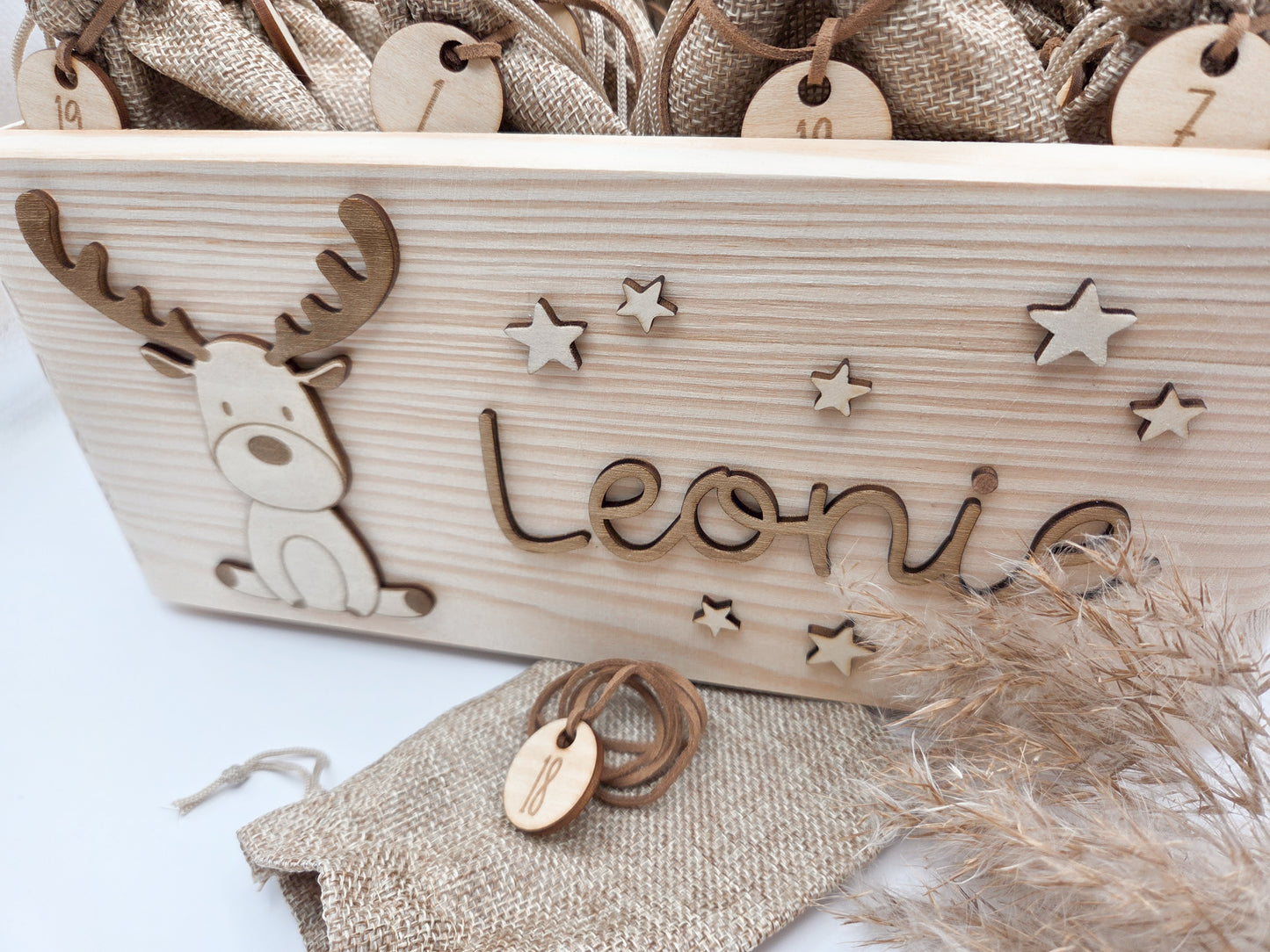 Adventskalender aus Holz mit 24 Jutesäckchen und Zahlenanhängern