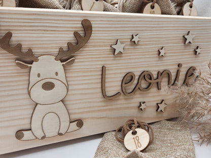 Adventskalender aus Holz mit 24 Jutesäckchen und Zahlenanhängern