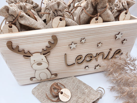 Adventskalender aus Holz mit 24 Jutesäckchen und Zahlenanhängern