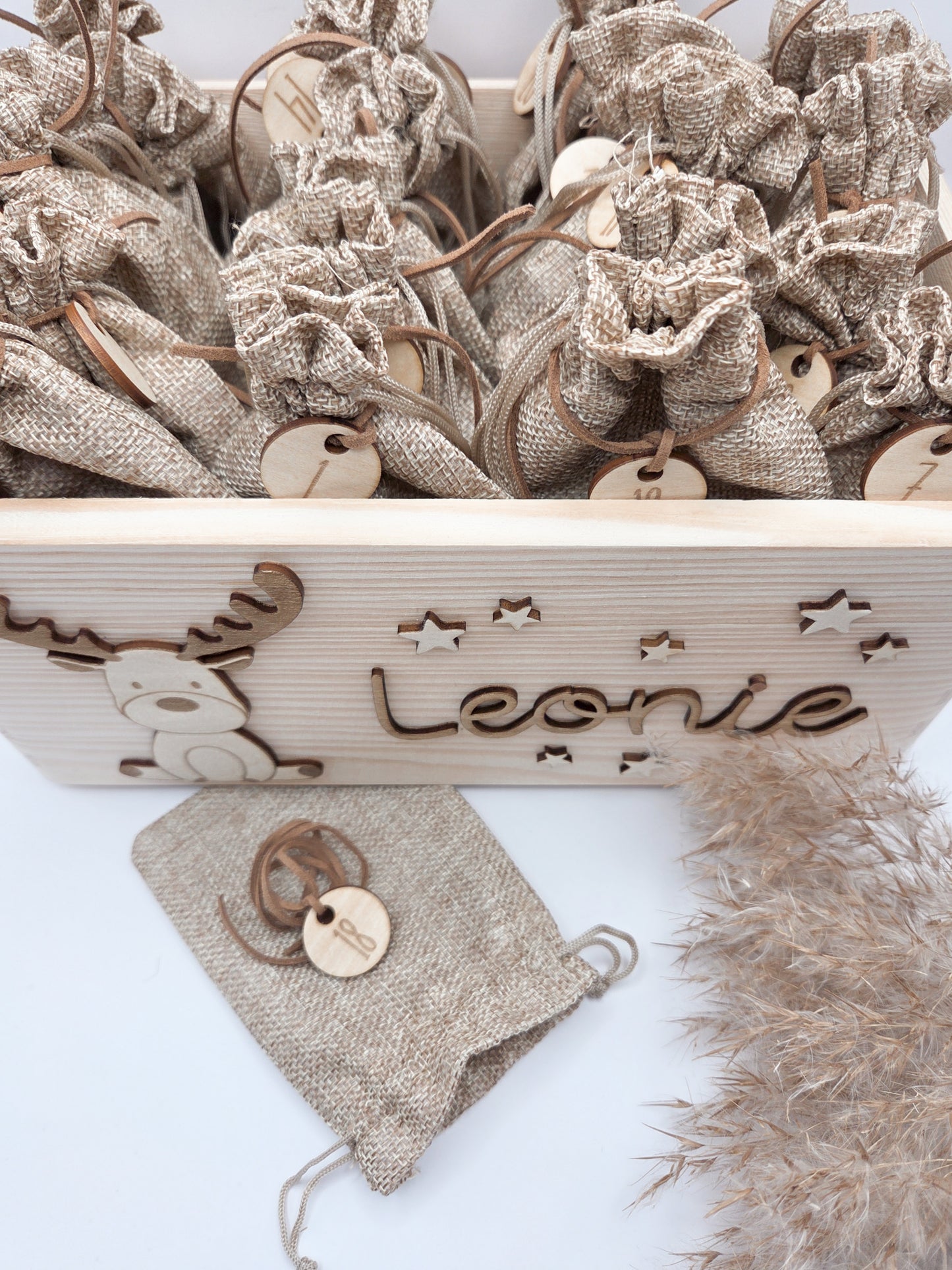 Adventskalender aus Holz mit 24 Jutesäckchen und Zahlenanhängern