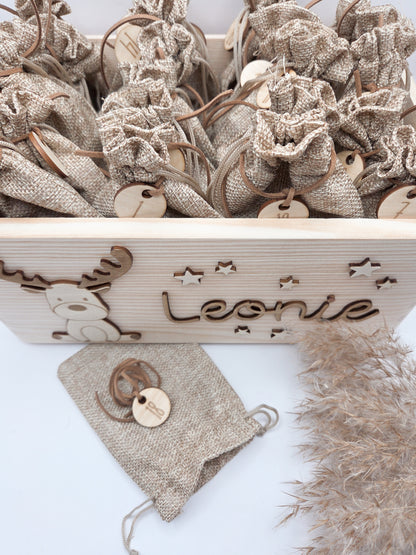 Adventskalender aus Holz mit 24 Jutesäckchen und Zahlenanhängern