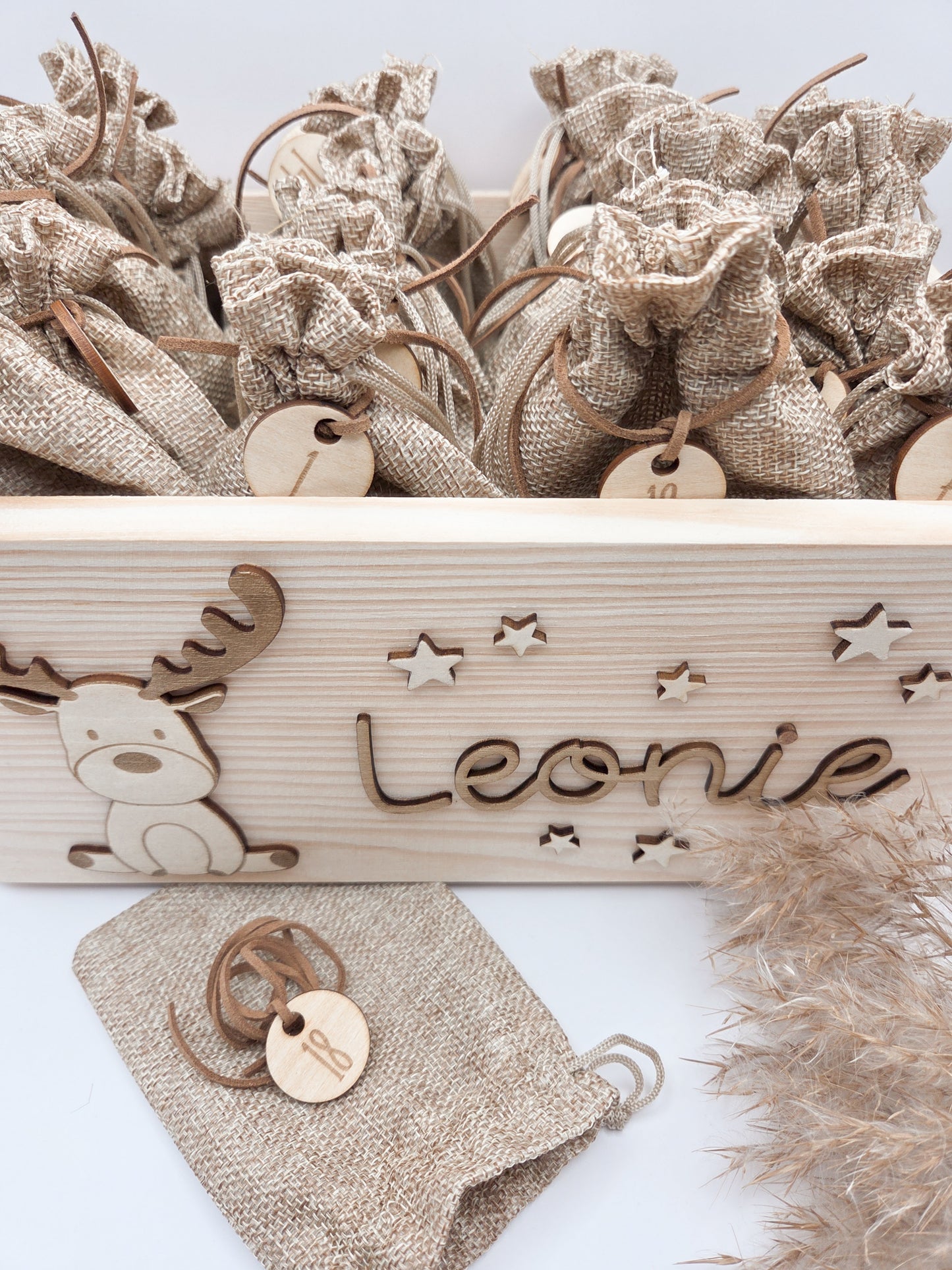 Adventskalender aus Holz mit 24 Jutesäckchen und Zahlenanhängern