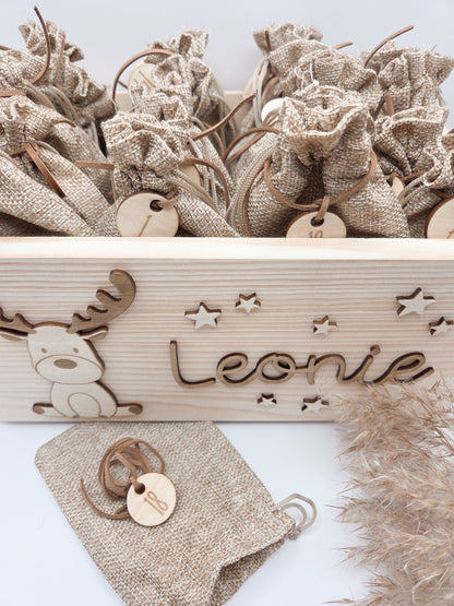 Adventskalender aus Holz mit 24 Jutesäckchen und Zahlenanhängern